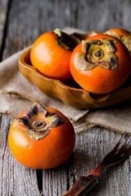 – Japanese Persimmon – Oriental Persimmon – Kakiمن أسمائها المتداولة: الكاكا البلدي – الكاكي – البرسيمون – الكاكي الياباني